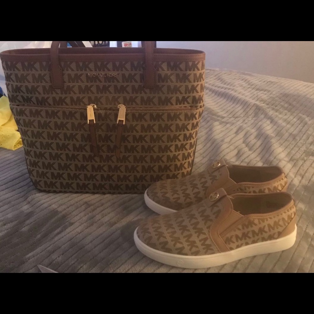 Michael Kors Purse with matching shoes 👟 👛👜❤️